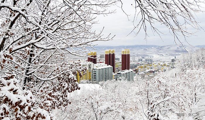 雪映山城